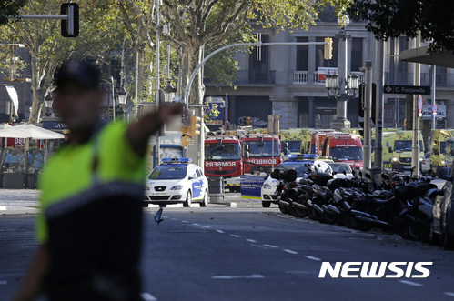 【바르셀로나=AP/뉴시스】차량테러로 추정되는 사고가 벌어진 스페인 바르셀로나의 모습. 