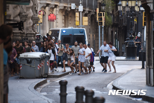 【바르셀로나=AP/뉴시스】17일(현지시간) 차량 돌진 테러가 발생한 스페인 바르셀로나의 라스 람블라스에서 행인들이 대피하고 있다. 2017.8.18.