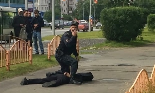  【서울=뉴시스】러시아 북부 시베리아 도시 수르구트에서 19일(현지시간) 흉기 공격 사건이 발생해 7명이 다쳤다. 한 러시아 경찰관이 현장에서 사살된 용의자의 시신을 확인하고 있다. (사진출처: 유튜브) 2017.08.19 