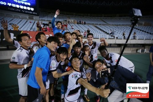 【서울=뉴시스】승리 후 기념 사진을 찍는 경남 선수들.(사진=한국프로축구연맹 제공)