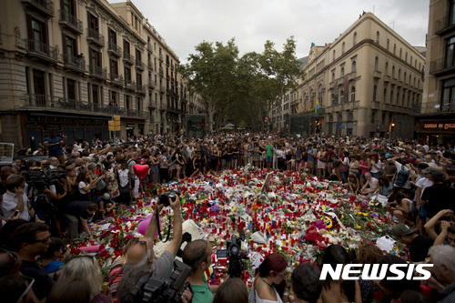 스페인 테러 현장서 '추모 인간 탑' 만들기…국왕 부부도 조문