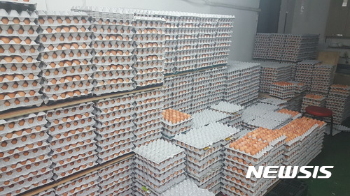 【수원=뉴시스】이준석 기자 = 21일 오전 경기 수원시 권선구 권선동 농수산물도매시장 인근에 있는 계란도매업체에 쌓여있는 계란. 2017.08.21. ljs@newsis.com