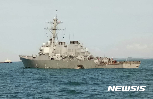 【말레이시아해군·AP/뉴시스】 21일 싱가포르 근해에서 유조선과 충돌한 미 해군 소속 구축함 USS 존 S 매케인호의 모습. 사진은 왕립 말레이시아 해군이 공개한 것이다. 2017.08.21 