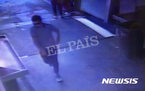  【바르셀로나(스페인)=AP/뉴시스】지난 17일 스페인 바르셀로나의 람블라스 거리에서 차량 돌진 테러로 13명이 사망한 직후 차량을 운전한 테러범 유네스 아부야쿱으로 의심되는 한 남성이 선글라스를 끼고 인근 라보케리아 시장에서 도주하고 있다. CCTV에 포착된 이 장면은 스페인 언론 엘파이스가 21일 보도했다. 2017.8.21 