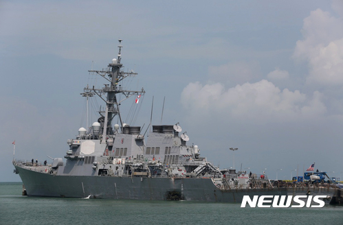 【미해군·AP/뉴시스】미국 구축함 USS 존 S 매케인호가 21일 유조선 알닉호와 충돌한 후 싱가포르 창이 해군기지에 정박해 있다. 구축함 선체 일부가 충돌로 인해 움푹 들어가 있는 것이 보인다. 사진은 미 해군이 제공한 것이다. 2017.08.22 