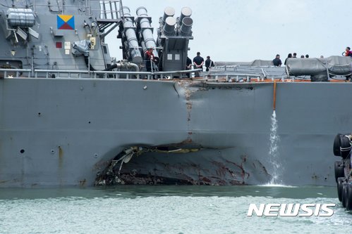 【미해군·AP/뉴시스】미국 구축함 USS 존 S 매케인호가 21일 유조선 알닉호와 충돌한 후 싱가포르 해군기지에 정박해있다. 구축함 선체 일부가 충돌로 인해 움푹 들어가 있는 것이 보인다. 사진은 미 해군이 제공한 것이다. 2017.08.22  