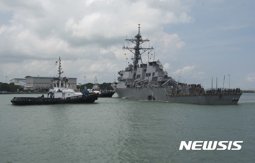 【미해군·AP/뉴시스】미국 구축함 USS 존 S 매케인호가 21일 유조선 알닉호와 충돌한 후 예인선의 도움을 받으며 싱가포르 창이 해군기지로 향하고 있다. 구축함 선체 일부가 충돌로 인해 움푹 들어가 있는 것이 보인다. 사진은 미 해군이 제공한 것이다. 2017.08.22 