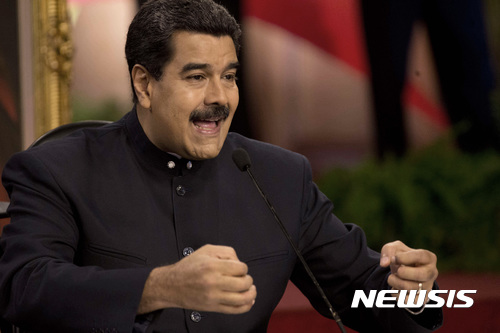 【카라카스=AP/뉴시스】니콜라스 마두로 베네수엘라 대통령이 22일(현지시간) 카라카스에서 기자회견을 진행하고 있다. 2017.8.23.