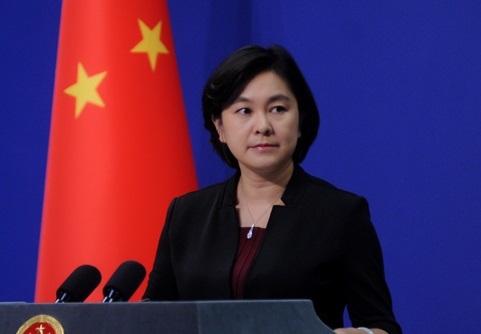중국 외교부 화춘잉 대변인이 정례 기자회견에서 기자들의 질의에 응답하고 있다.