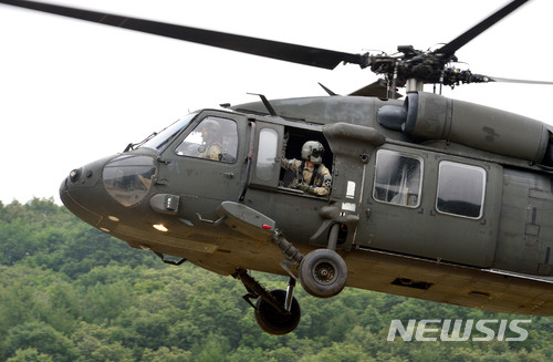 【파주=뉴시스】박진희 기자 = 경기 파주시 접경지역에서 한미 을지프리덤가디언(UFG) 합동군사연습에 참가한 미군 블랙호크 헬기가 이륙하고 있다. pak7130@newsis.com