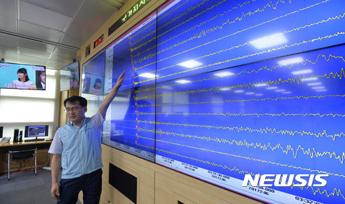【서울=뉴시스】김선웅 기자 = 북한 함경북도 길주 북북서쪽 40km 지역에서 6차 핵실험으로 추정되는 인공지진이 발생한 3일 오후 서울 동작구 기상청 국가지진화산종합상황실에서 관계자들이 분주히 움직이고 있다. 2017.09.03.  mangusta@newsis.com