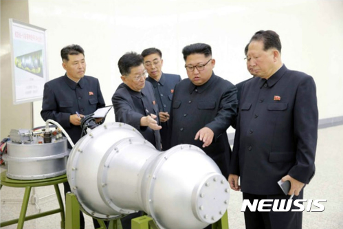 【서울=뉴시스】북한 김정은 조선노동당 위원장이 핵무기연구소에서 '화성-14형'의 '핵탄두(수소탄)'를 시찰했다고 9월3일 노동신문이 보도했다. 한편 북한은 이날 오후 수소탄 실험에 성공했다고 발표했다. 2017.09.03. (출처=노동신문) photo@newsis.com