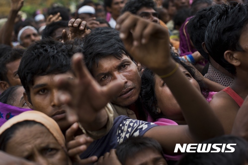 【군둠 =AP/뉴시스】미얀마 정부군과 로힝야 무장조직 간의 충돌을 피해 국경넘어 방글라데시 군둠에 온 로힝야 난민들이 3일 자원봉사자들이 나눠주는 음식을 받기 위해 손을 뻗고 있다. 2017.09.04 