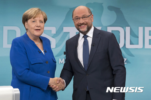 【베를린=AP/뉴시스】독일의 앙겔라 메르켈 총리(왼쪽)와 마르틴 슐츠 사회민주당(SPD) 대표가 총선을 앞두고3일(현지시간) 베를린에서 양자 TV토론을 진행했다. 2017.9.4.