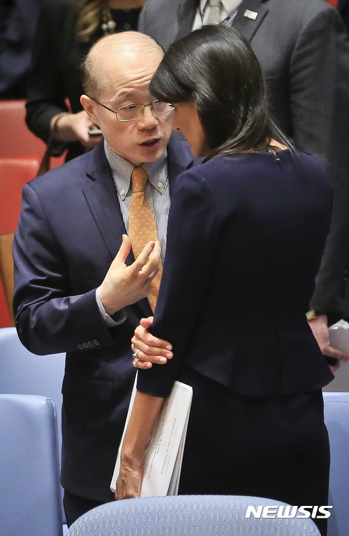 【유엔=AP/뉴시스】니키 헤일리 유엔 주재 미국 대사(오른쪽)가 4일(현지시간) 미국 뉴욕 유엔본부에서 열린 북한 6차 핵실험 관련 유엔 안전보장이사회 긴급회의 후 류제이 중국 대사와 상의하고 있다. 2017.09.05