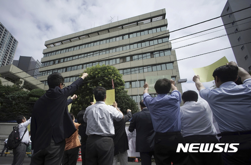 【도쿄=AP/뉴시스】재일 한국인들이 5일 도쿄 지요다구의 재일본조선인총연합회(조총련) 중앙본부 앞에서 북한의 6차 핵실험을 규탄하는 시위를 벌이고 있다. 2017.09.05 