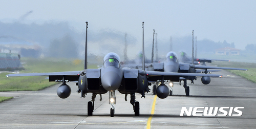 【서울=뉴시스】 이륙 준비하는 공군 F-15K 전투기.