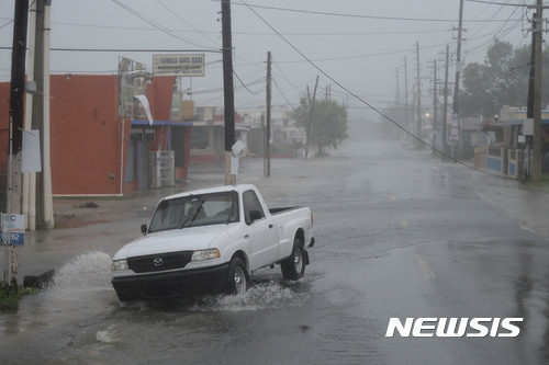 【파하르도=AP/뉴시스】5등급 허리케인 어마가 강타한 푸에르토리코 파하르도에 6일(현지시간) 폭우와 함께 강풍이 불고 있다. 2017.09.07