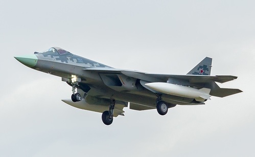 러 최신예 Su-57, 시리아 공군기지 도착…F-22 대결 실현?