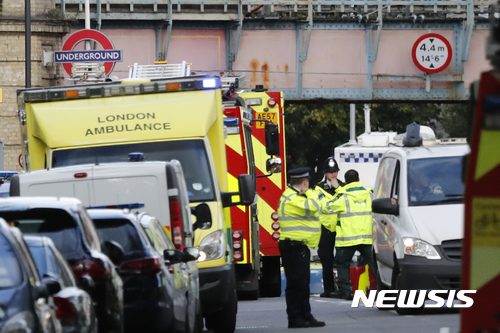 【런던=AP/뉴시스】 지난 15일 영국 런던 '파슨스 그린' 지하철역에 정차해 있던 지하철에서 폭발물이 터져 역 앞에 구급차 및 경찰이 출동한 모습. 이 사고로 29명의 승객이 부상을 입었다. 2017.09.16. 