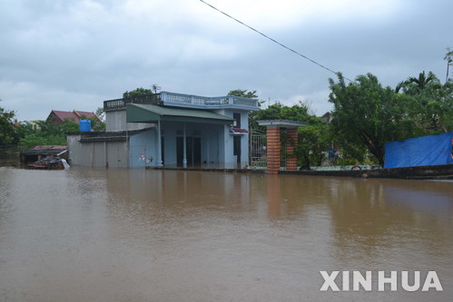 베트남 중북부, 태풍 손띤 내습에 최소 19명 사망...13명 실종