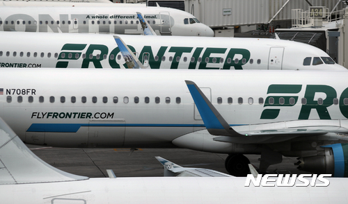 미국의 프런티어 항공(Frontier Airlines)이 미국 항공사 중 처음으로 기내 승객들로부터 팁을 받기로 해 논란이 일고 있다.