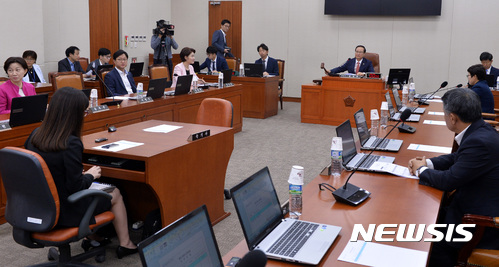 환노위 국감 또 문준용 특혜채용 공방…한국당 국정조사 요구  