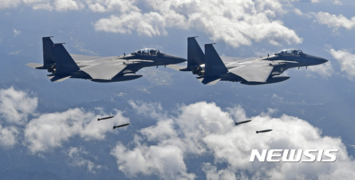 【서울=뉴시스】김선웅 기자 = 한국 공군 F-15K, 미국 공군 B-1B 전략폭격기, F-35B 전투기 등 한미 공군 연합 편대가 18일 한반도 상공에서 연합 훈련을 실시했다. 한국 공군의 F-15K가 폭탄을 투하하고 있다. 2017.09.18. (사진=공군 제공)  photo@newsis.com