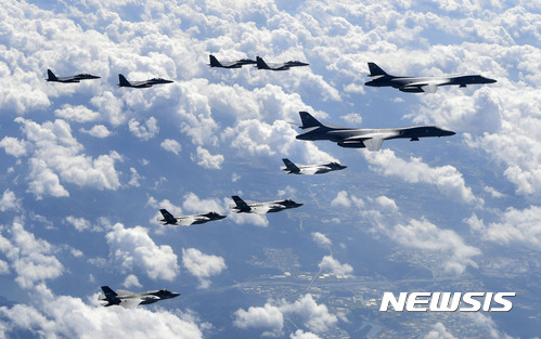 【서울=뉴시스】김선웅 기자 = 한국 공군 F-15K, 미국 공군 B-1B 전략폭격기, F-35B 전투기 등 한미 공군 연합 편대가 18일 한반도 상공에서 연합 훈련을 하고 있다. 2017.09.18. (사진=공군 제공) photo@newsis.com