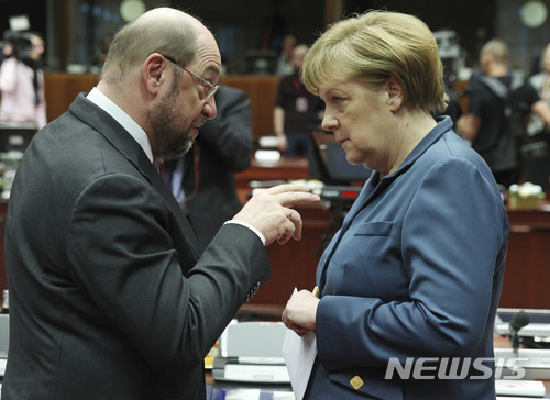 【브뤼셀=AP/뉴시스】앙겔라 메르켈 독일 총리(오른쪽)와 마르틴 슐츠 사회민주당(SPD) 대표가 2013년 12월 19일 브뤼셀의 유럽연합(EU) 회의에서 대화하고 있다. 당시 슐츠는 유럽의회 의장이었다. 2017.11.27.
