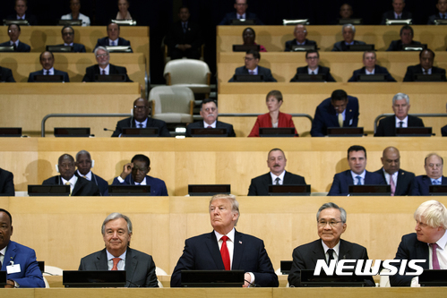 【유엔=AP/뉴시스】도널드 트럼프 미국 대통령(앞줄 가운데)이 18일(현지시간) 유엔 개혁회의에 참석하고 있다. 2017.09.19 