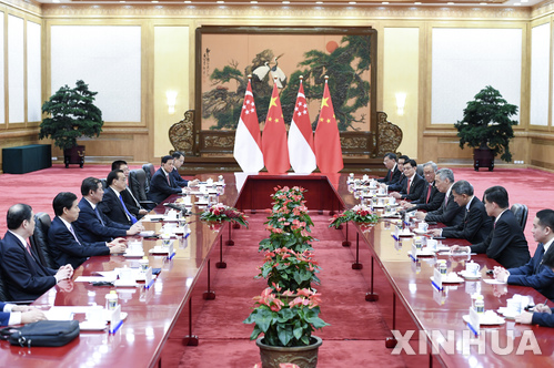 【베이징=신화/뉴시스】중국 리커창 총리(왼쪽)와 중국측 관계자가 19일 베이징에서 리셴룽(李顯龍) 싱가포르 총리가 이끈 싱가포르 방문단과 회담을 열고 있다. 리셴룽 총리는 리커창 총리의 초청으로 이날부터 3일간 중국을 방문한다. 2017.09.20