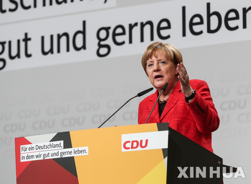 【슈베린=신화/뉴시스】앙겔라 메르켈 독일 총리가 19일(현지시간) 슈베린에서 열린 기민당 총선 유세에 참석해 연설하고 있다. 독일 총선은 24일 치러진다. 2017.09.20 