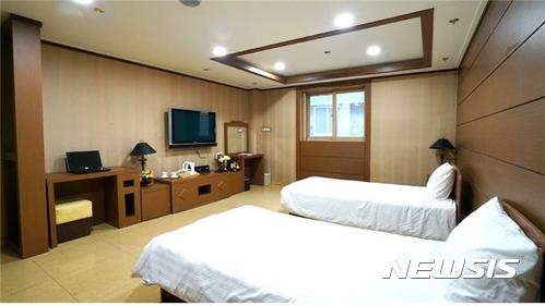 【서울=뉴시스】한호전이 국내 최초로 호텔을 리노베이션해 운영하는 재학생 생활관 룸 전경. (사진=한호전 제공) 