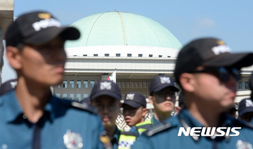 "국민 피 빠는 의원들에 경고"···한국당 원내대표실에 돌 던진 20대 구속