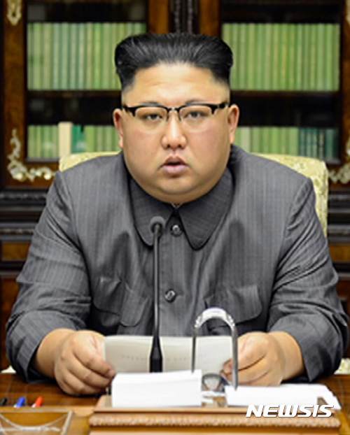 【서울=뉴시스】조선중앙TV가 22일 북한 김정은 국무위원회 위원장이 직접 성명을 발표했다고 보도했다.  미국 도널드 트럼프 대통령이 지난 19일(현지시간) 유엔총회 연설에서 북한의 핵 위협에 대한 방어 차원에서 "북한을 완전히 파괴할 수도 있다"고 발언하에 북한 김정은 위원장은 21일 국무위원장 명의의 성명을 통해 "불로 다스릴 것"이라고 응수했다.  김 위원장은 성명에서 트럼프 대통령의 연설이 "역대 그 어느 미국 대통령에게서도 들어볼 수 없었던 전대미문의 미치광이 나발"이라며 "선거 당시 트럼프를 두고 '정치문외한', '정치이단아'라고 조롱하던 말을 상기하게 된다"고 깎아내렸다. 2017.09.22. (사진=조선중앙TV 캡처)  photo@newsis.com