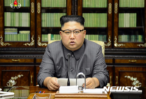 【서울=뉴시스】조선중앙TV가 22일 북한 김정은 국무위원회 위원장이 직접 성명을 발표했다고 보도했다.   미국 도널드 트럼프 대통령이 지난 19일(현지시간) 유엔총회 연설에서 북한의 핵 위협에 대한 방어 차원에서 "북한을 완전히 파괴할 수도 있다"고 발언하에 북한 김정은 위원장은 21일 국무위원장 명의의 성명을 통해 "불로 다스릴 것"이라고 응수했다.  김 위원장은 성명에서 트럼프 대통령의 연설이 "역대 그 어느 미국 대통령에게서도 들어볼 수 없었던 전대미문의 미치광이 나발"이라며 "선거 당시 트럼프를 두고 '정치문외한', '정치이단아'라고 조롱하던 말을 상기하게 된다"고 깎아내렸다. 2017.09.22. (사진=조선중앙TV 캡처)   photo@newsis.com 