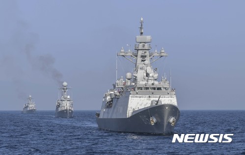 【서울=뉴시스】 동해 해상기동훈련에 참가한 함정들이 전술기동 훈련을 하고 있다. 2017.09.25. (사진=해군 제공) photo@newsis.com
