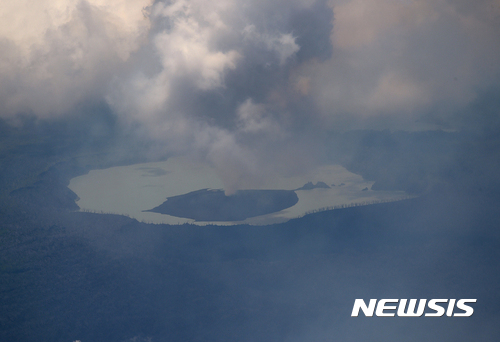【AP/뉴시스】폭발이 임박한 바누아투 암배섬의 마나로 화산이 지난 26일 연기와 화산재, 화산암 등을 내뿜고 있다. 이 사진은 뉴질랜드군이 촬영해 제공했다. 바누아투 당국은 28일 국민들의 생명을 위험에 빠트릴 수 없다며 마나로 화산이 위치한 앰섬의 전주민 약 1만1000명에 강제대피령을 내렸다. 2017.09.28