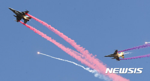 【평택=뉴시스】사진공동취재단 = 건군 제69주년 국군의 날 행사가 열린 28일 오전 경기 평택 해군 제2함대 사령부 상공에서 RF-16 전투기가 화려한 기동을 하고 있다. 2017.09.28. photo@newsis.com