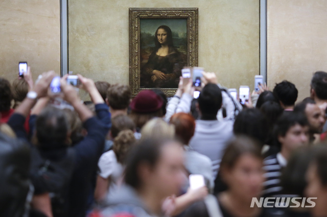 다빈치 '모나리자' 100걸음 옮겨 거는 루브르박물관 초비상