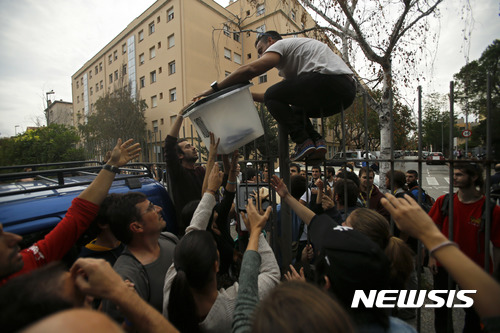 【지로나=AP/뉴시스】스페인 카탈루냐 지방의 분리 독립 찬반 주민투표를 둘러싸고 스페인 경찰과 주민들 간 격렬한 물리적 충돌이 빚어지고 있는 가운데 카탈루냐 주도인 바르셀로나의 아다 콜라우 시장이 1일(현지시간) 마리아노 로하이 스페인 총리의 사임을 촉구하고 나섰다.콜라우 시장은 이날 ‘TV3’과의 인터뷰에서 스페인 경찰이 카탈루냐 주민투표를 막기 위해 주민들을 발로 차고 때리는 야만적인 폭력을 행사하고 있다면서 로하이 총리의 사임을 요구했다. 카탈루냐 주의 지로나 지방 주민들이 한 학교 투표소에서 투표함을 경찰의 탈취로부터 보호하기 위해 안전한 곳으로 옮기고 있다.2017.10.01. 