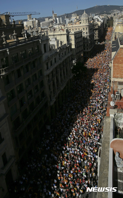 바르셀로나 도심에서 카탈루냐 독립에 반대하는 수천 명 시위