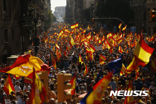 【바르셀로나=AP/뉴시스】 8일 스페인 바르셀로나 도심에서 카탈루냐의 분리독립을 반대하는 주민 수천 명이 스페인 국기와 카탈루냐 지방기를 흔들며 행진하고 있다. 이들은 분리 움직임을 주도하며 중앙정부과 맞서고 있는 지방정부 지도부를 규탄했다. 2017. 10. 8. 