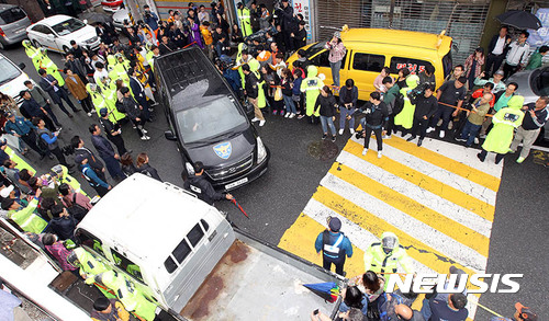 【서울=뉴시스】추상철 기자 = 여중생 딸 친구 살해· 시신 유기 사건의 피의자 '어금니 아빠' 이모씨에 대한 현장검증이 실시된 11일 오전 서울 중랑구 사건현장에서 이씨가 당시 상황을 재연한 후 경찰 차량에 탑승해 이동하고 있다. 2017.10.11. photo@newsis.com