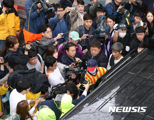 【서울=뉴시스】추상철 기자 = 여중생 딸 친구 살해· 시신 유기 사건의 피의자 '어금니 아빠' 이모씨에 대한 현장검증이 실시된 11일 오전 서울 중랑구 사건현장에서 이씨가 당시 상황을 재연한 후 경찰차량에 탑승하고 있다. 2017.10.11. photo@newsis.com