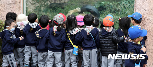 【서울=뉴시스】추상철 기자 = 기온이 뚝 떨어지면서 쌀쌀한 날씨를 보인 12일 오후 서울 광진구 서울어린이대공원 동물원에서 두꺼운 옷을 입은 어린이들이 동물을 살펴보고 있다. 2017.10.12. scchoo@newsis.com