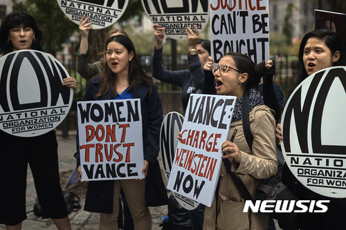 【뉴욕= AP/뉴시스】 = 뉴욕의 맨해튼 검찰국 앞에서 10월 13일 내려진 검찰의 하비 와인스타인에 대한 불기소처분에 대해 항의시위를 벌이고 있는 여성들. 반면 하바드 대학은 와인스타인의 문화적 공로를 기리기 위해 2014년 수여했던 메달을 박탈하기로 결정했다고 17일 발표했다. 