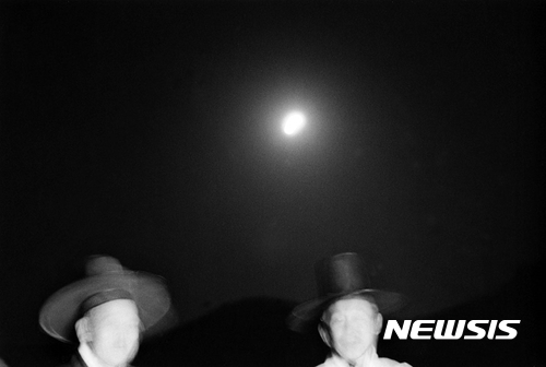 【서울=뉴시스】이갑철 作 달밤의 두 노인, 예산, 1996. (사진=스페이스22 제공. 사진은 이 기사 외 사용을 불허합니다) photo@newsis.com