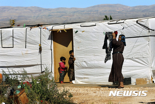 【바알베크(레바논) = AP/뉴시스】 시리아 난민들의 집단 수용소가 들어서 있는 레바논의 바알베크에서 6월 20일 빨래를 널고 있는 시리아 여성.  2017.11.06 